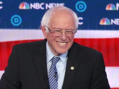 Socialista, Sanders vira alvo de rivais democratas