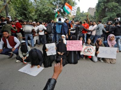 Mortos em confrontos na Índia  chegam a 27 após protestos