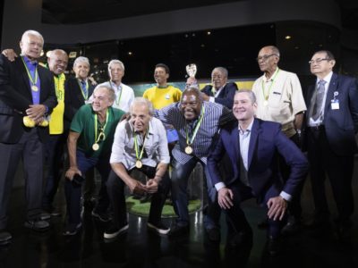 CBF inaugura estátua de cera de Pelé em museu