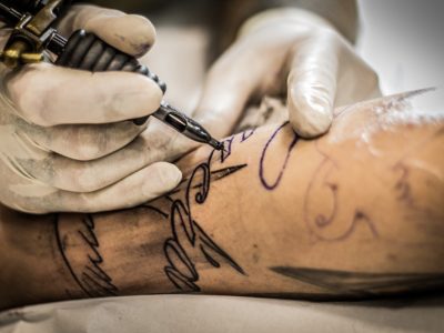 Proibição de discriminação por uso de tatuagem pode virar lei