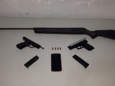 Homem ‘ostenta’ armas e acaba preso na zona Sul