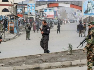Atiradores invadem cerimônia e matam 32 pessoas no Afeganistão