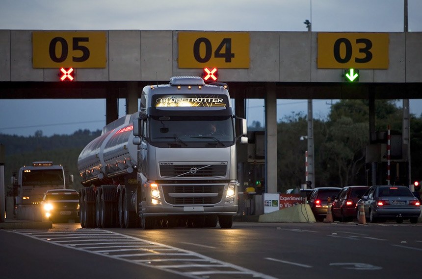 Setor de transporte de cargas pede suspensão de pedágios