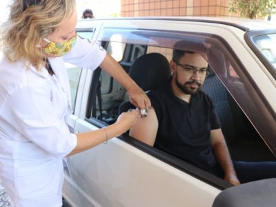 Campanha de vacinação contra a gripe aplica mais 439 doses em drive thru