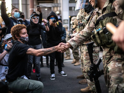 Nos EUA, policiais também marcharam e se ajoelharam com manifestantes