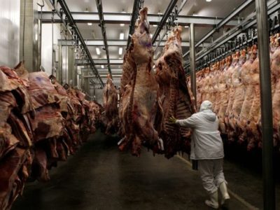 China diz que empresas no Brasil e Reino Unido suspenderam vendas de carne