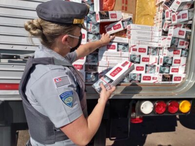 Polícia Rodoviária apreende caminhão com 290 mil maços de cigarros contrabandeados