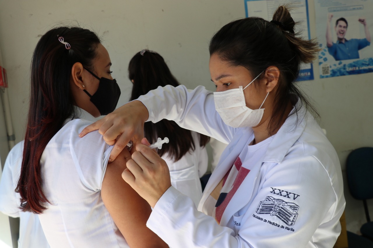 Vigilância Epidemiológica realiza vacinação da tríplice viral no comércio de Marília