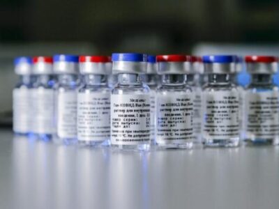 Brasil deve começar a produzir vacina russa contra a covid-19 em dezembro