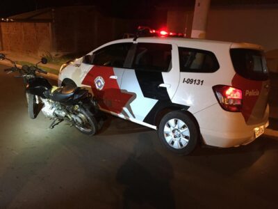 Motocicleta receptada é encontrada na Zona Norte de Marília, condutor foi preso.