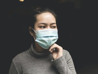 Saiba como evitar a “maskne”, acne causada pelo uso da máscara