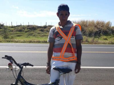 Ação oferece coletes reflexivos para ciclistas, pedestres e andarilhos na região