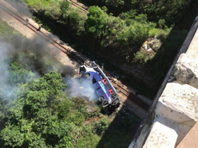 Ônibus cai de viaduto na BR-381 e  deixa 11 mortos em Minas Gerais