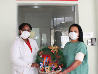 Pacientes da UTQ da Santa Casa de Marília  recebem cestas de Natal de voluntárias