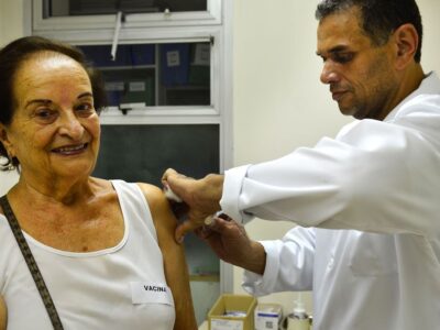 Prefeitura de SP antecipa vacinação de idosos a partir de 90 anos