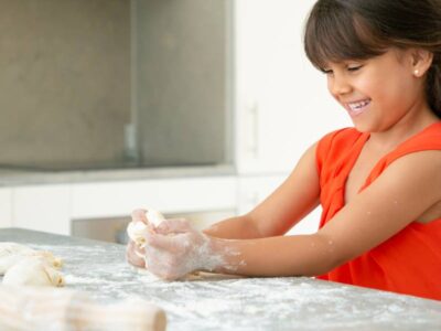 Nutricionista dá 5 motivos importantes para levar a criançada para a cozinha