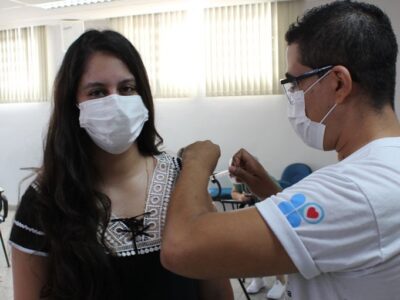 Santa Casa de Marília aplica 1ª dose da Coronavac em 1.170 funcionários, corpo clínico e residentes