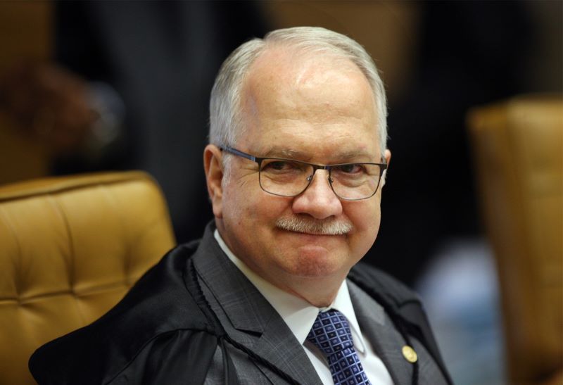 Juiz mantém bloqueio de bens de Lula ao enviar processos para Fachin