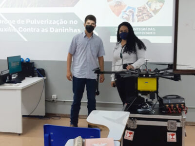 Acadêmicos de Engenharia Agronômica da Unimar participam de aula com drones pulverizadores