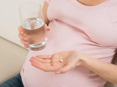 Paracetamol pode trazer riscos ao feto e deve ser usado com cautela na gestação, alertam pesquisadores