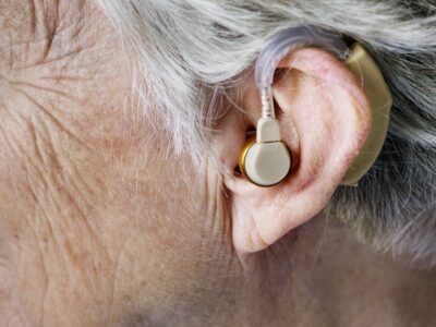 Comprar aparelhos auditivos pela Internet é perigoso para o bolso e para a saúde