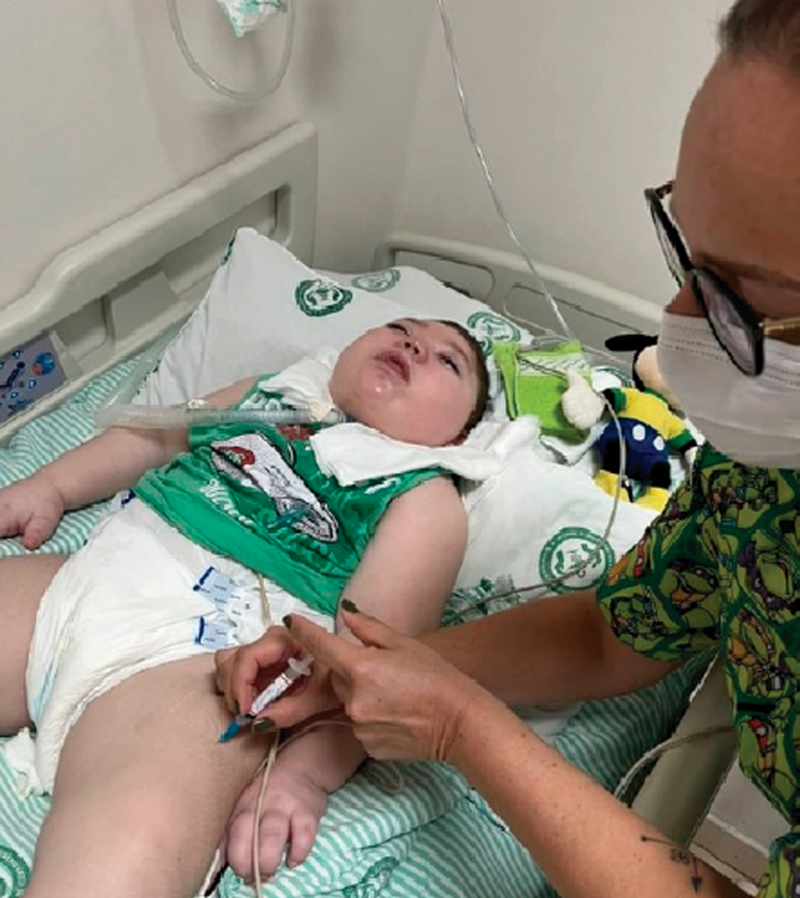 Criança internada há mais de 7 anos na Santa Casa de Marília recebe vacina contra covid