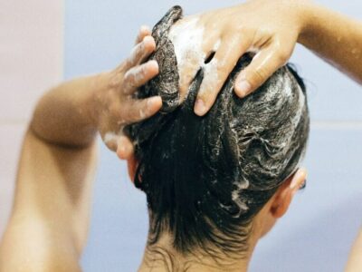 Especialista explica os benefícios de enxaguar os cabelos com água mineral