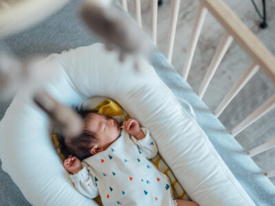 Recém-nascidos não devem compartilhar cama com os pais