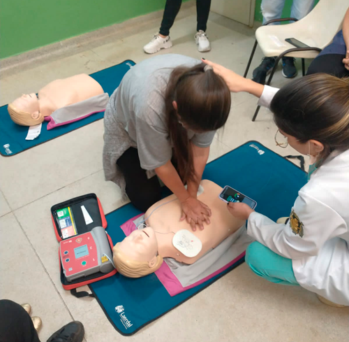 Enfermagem da Unimar leva capacitação em reanimação cardiorrespiratória à equipe da UBS Chico Mendes