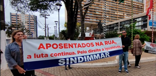 Prefake Daniel Alonso dá calote nos aposentados e pensionistas. E gasta quase R$ 600 mil com 4 times de futebol.