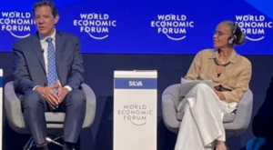 Haddad deixa mundo desconfiado com economia brasileira após fala em Davos e desconfiança dos atos em Brasília