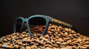 Conheça a marca ucraniana que resiste à guerra e produz óculos com borra de café