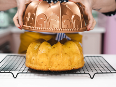 Fica uma delícia! Confeiteira ensina receita de bolo de fubá amanteigado