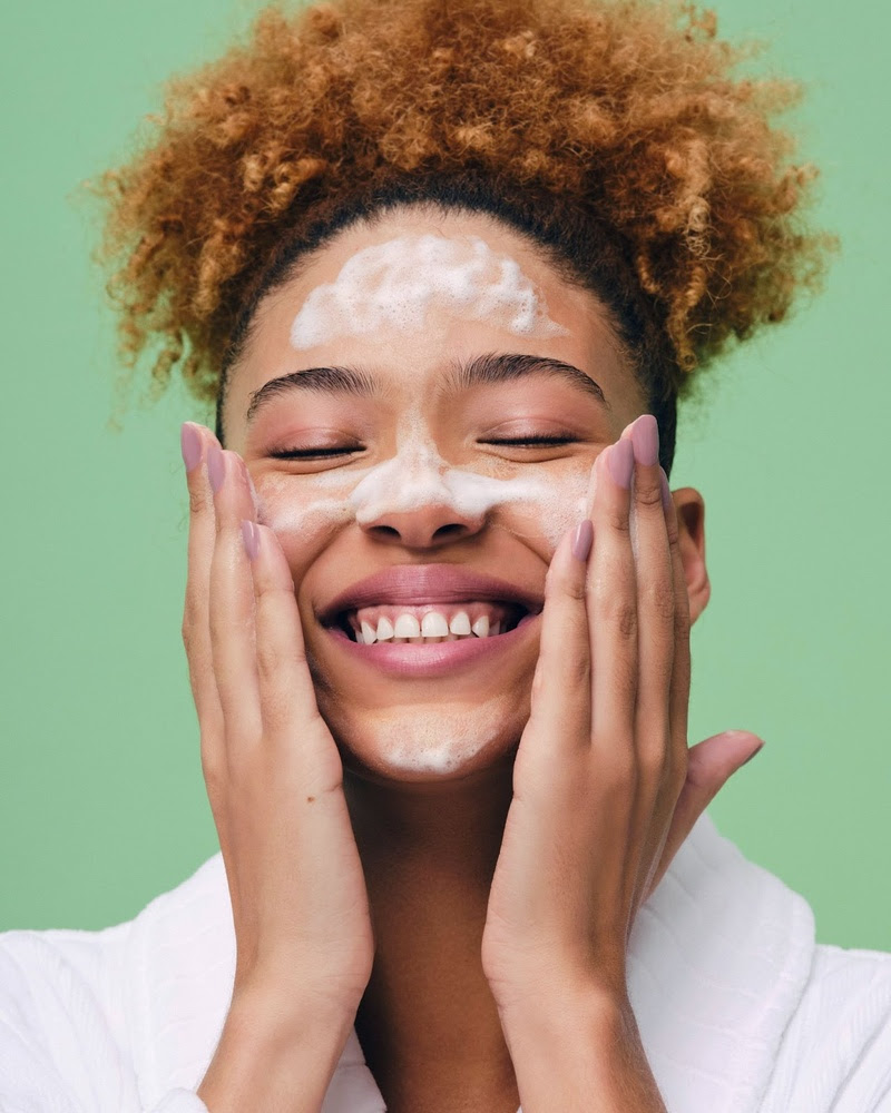 Saudável e sem oleosidade: Limpeza facial é essencial para todos os tipos de pele