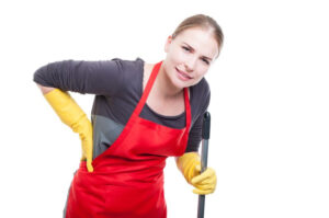 Conheça as dores que assolam as donas de casa. Fisioterapeuta explica como evitar. Confira!