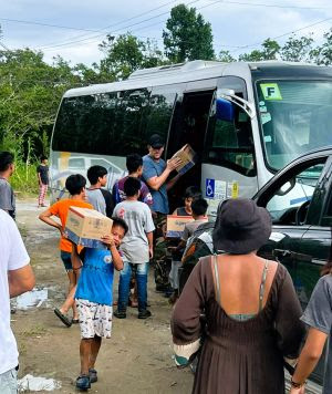 Buser transporta medicamentos e comida para 600 famílias indígenas do interior paulista