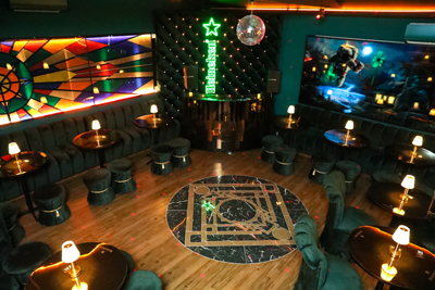 Telefone Speakeasy tem decoração inspirada na arquitetura Art Decó