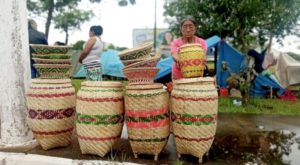 Mulheres kaingangs vendem seu artesanato em Marília. Aproveite antes que acabe. Após as vendas elas vão embora.