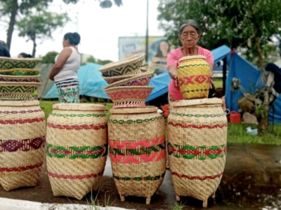 Mulheres kaingangs vendem seu artesanato em Marília. Aproveite antes que acabe. Após as vendas elas vão embora.