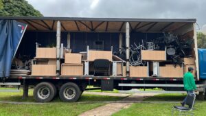 Santa Casa de Pompeia recebe doação de móveis da cooperativa Sicredi