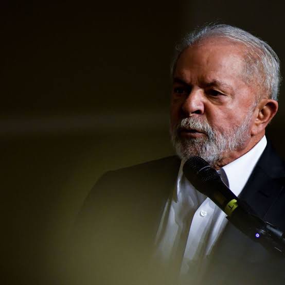 Lula diz que não sabe como vai fazer pra o aposentado tirar a “bunda” do sofá;