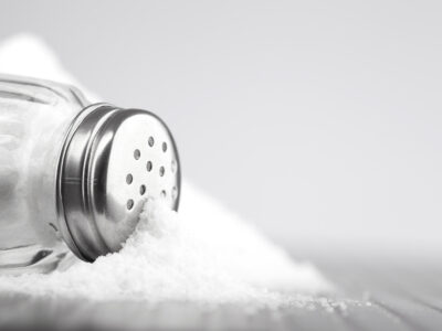 Mais da metade dos adultos brasileiros consome sal em excesso. Risco de morte!