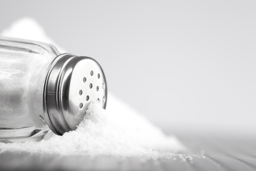 Mais da metade dos adultos brasileiros consome sal em excesso. Risco de morte!