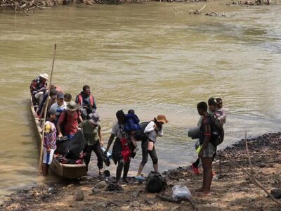 Panamá: recorde de 100 mil refugiados e migrantes atravessaram a selva de Darién no início de 2023