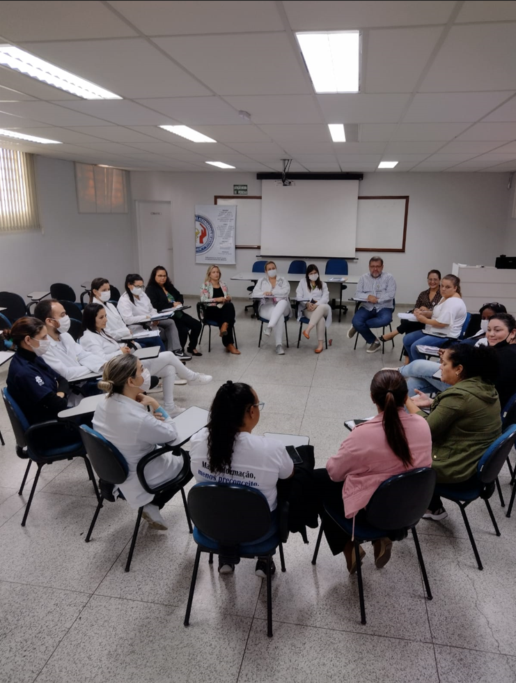 Pessoas com espectro autista: Roda de Conversa com o superintendente assistencial ouve mães na Santa Casa de Marília