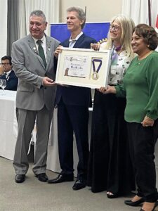 Rotarianos em Ação: paleontólogo recebe medalha do Marília-Pioneiro