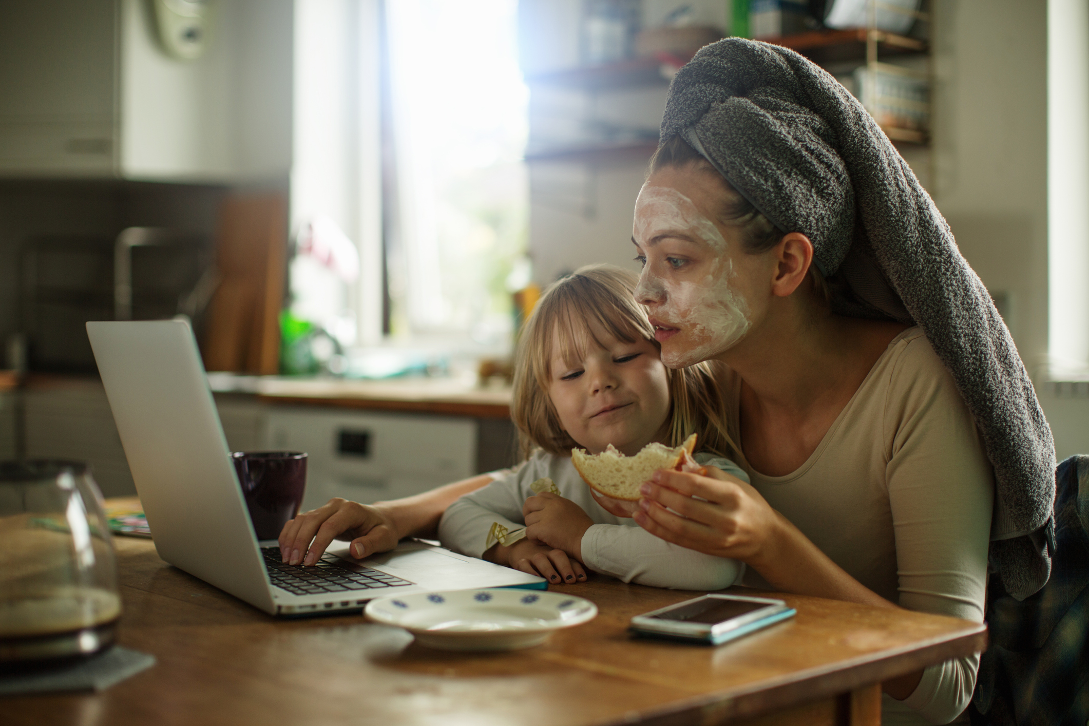 Mulheres menos qualificadas no trabalho. Antropóloga e escritora comenta: “Com que realidades essas camisolas acordam?”