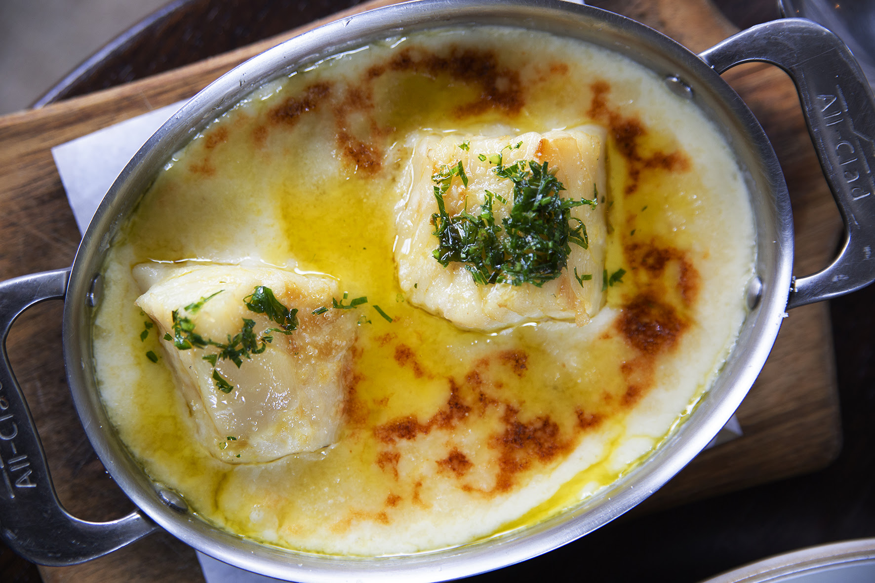 Dia das Mães. Veja receitas de bacalhau, como com natas e peras ao vinho. Fáceis de fazer!