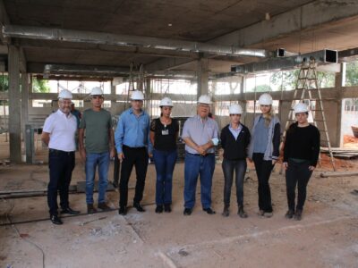 Direção da Santa Casa de Marília inspeciona construção do prédio da Unidade de Radioterapia. 50% das obras realizadas