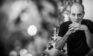 Ney Matogrosso relembra momentos marcantes da vida e carreira no persona na TV Cultura